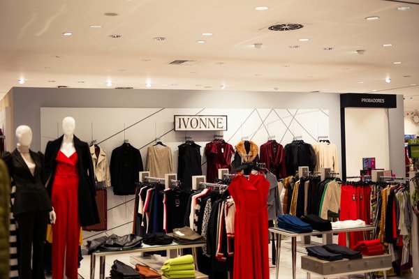 Quels imprimés sont en vogue dans la mode féminine actuelle ?